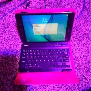 Samsung I pad with keyboard and case.